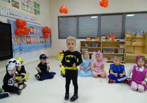 Mikołajek prezentuje strój Batmana